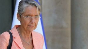 Γαλλία: Πολιτικές αναταράξεις μετά την παραίτηση της πρωθυπουργού – Τα φαβορί για τη διαδοχή
