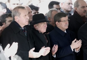 Τουρκία: Πολιτικοί και επιχειρηματίες στην κηδεία του μεγιστάνα Μουσταφά Κοτς