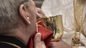 Να εξηγήσει τις απόψεις του για τη Θεία Κοινωνία, καλείται ο Κρητικός ιερέας