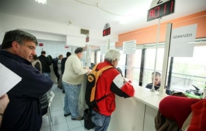 Μεγάλες καθυστερήσεις στην καταβολή των οικογενειακών επιδομάτων