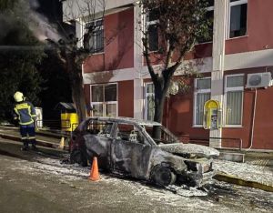 Δημαρχείο Θερμαϊκού: Επίθεση με έξι μολότοφ – Κάηκε δημοτικό ΙΧ
