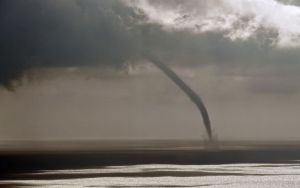 ΗΠΑ: Τουλάχιστον τέσσερις νεκροί λόγω ανεμοστρόβιλου στο Αρκάνσας και καταιγίδας στο Ιλινόις