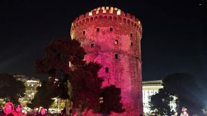 Εντυπωσιακό laser show και χιλιάδες Θεσσαλονικείς υποδέχτηκαν το 2026 στον Λευκό Πύργο