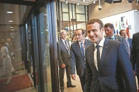 Βουλευτής του Μακρόν δέχθηκε γροθιά σε αγορά