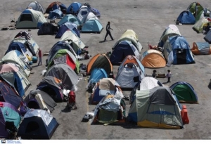Ενημέρωση των προσφύγων από τους ΓΓ τριών υπουργείων στον Πειραιά