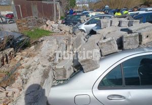 Θεσσαλονίκη: ΙΧ αστυνομικών καταπλακώθηκαν από τοίχο που κατέρρευσε (ΦΩΤΟ-BINTEO)