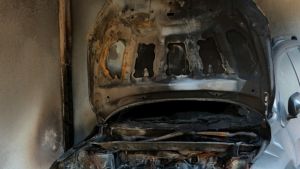Οπαδική βία «βλέπουν» οι διωκτικές Αρχές πίσω από την εμπρησμό σε πυλωτή πολυκατοικίας στην Καλαμαριά