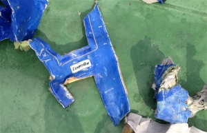 Ψάχνοντας τα μαύρα κουτιά της EgyptAir, κάθε σενάριο μένει ανοικτό