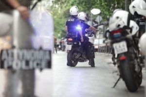 Σύλληψη σωφρονιστικού υπαλλήλου για εκβιασμό και δωροληψία