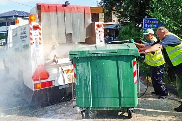 Πλένονται και καθαρίζονται οι πράσινοι κάδοι στο δήμο Κιλκίς