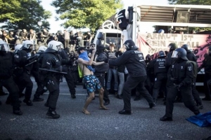 Tο Αμβούργο της G20 σε κατάσταση πολέμου - Αστυνομικός έριξε προειδοποιητική βολή