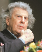 Στο νοσοκομείο για εξετάσεις ο Μίκης Θεοδωράκης