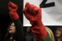 Εξω από το υπ.Εσωτερικών οι απλήρωτες σχολικές καθαρίστριες