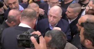Ουμίτ Οζντάγ: Ο βουλευτής με τους εκατομμύρια ακολούθους στα social media, που εκνευρίζει τον Ερντογάν