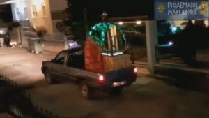Περιφορά του επιταφίου με αγροτικό στην Κοζάνη (video)