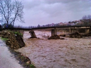 Εκκενώνουν χωριά στην Αρτα λόγω υπερχείλισης των ποταμών