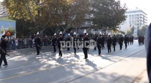 Θεσσαλονίκη: Με στρατιωτικό τμήμα να τραγουδά το «Μακεδονία Ξακουστή» ξεκίνησε η παρέλαση (vid)