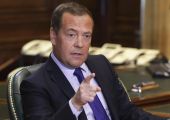 Μεντβέντεφ: Η Μόσχα θα αυξήσει την παραγωγή τανκ