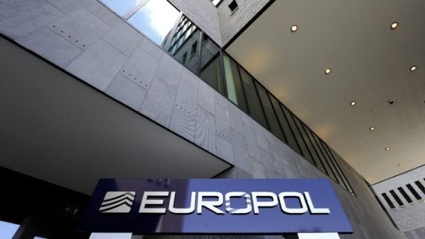 Μεγάλη επιχείρηση της Europol: 44 συλλήψεις μελών “ενός δικτύου μεταξύ των πιο επικίνδυνων” της ΕΕ