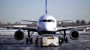 Σύγκρουση αεροσκάφους με όχημα στο αεροδρόμιο La Guardia: Τραυματίες και κλειστός ο σταθμός στη Νέα Υόρκη