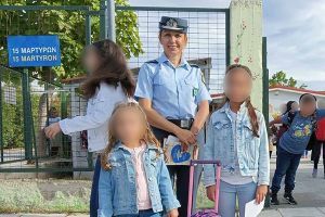 Ενημερωτικό υλικό για την οδική ασφάλεια μοίρασαν αστυνομικοί στους μαθητές