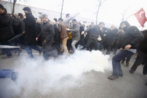 Τουρκία: «Φίμωτρο» στη Zaman, δακρυγόνα στους δρόμους