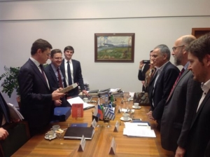 Αλλαγές στη σύμβαση Gazprom - ΔΕΠΑ συζήτησε ο Σκουρλέτης στη Μόσχα