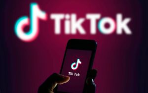TikTok: Περνάει στην αντεπίθεση και μηνύει την κυβέρνηση Τραμπ