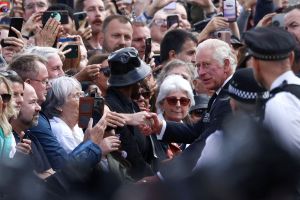 Βρετανία: «God save the King» – Συγκινημένος ανέλαβε καθήκοντα ο Κάρολος – Πότε και γιατί ενοχλήθηκε