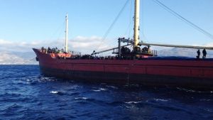 Ιαπωνία: Φορτηγό πλοίο προσάραξε και κυριολεκτικά κόπηκε στα δύο – Διαρροή πετρελαίου στη θάλασσα (pics)