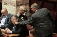Καραμανλής χαιρετά Βενιζέλο με ένα... τσίμπημα στο μάγουλο