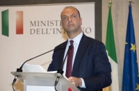 Ιταλία: Επαναφέρει την πρόταση για πλωτά hotspots ο Αλφάνο