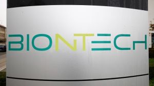 Covid-19: Οι ιδρυτές της BioNTech Ουγκούρ Σαχίν και η Οζλέμ Τουρετσί προειδοποίησαν για κενά στις παραδόσεις του εμβολίου της εταιρείας
