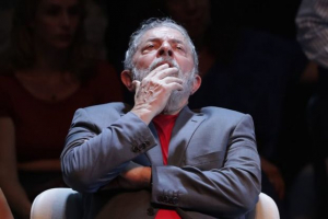 Βραζιλία: Δεν παραδίνεται στην αστυνομία ο Λούλα