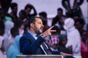 Σαλβίνι: Η Ισπανία να δεχτεί τέσσερα πλοία με πρόσφυγες