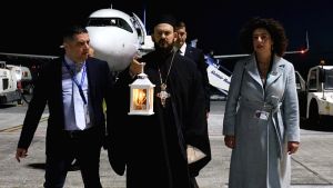 Η άφιξη του Αγίου Φωτός στη Θεσσαλονίκη λίγο πριν τις 9