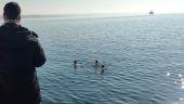 Φοιτήτριες από Πορτογαλία και Βέλγιο πραγματοποίησαν το πρώτο μπάνιο του 2025 στον Θερμαϊκό κόλπο