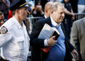 Σε αστυνομικό τμήμα του Μανχάταν παρουσιάστηκε ο Χάρβεϊ Γουάινστιν