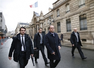 Αυτοκίνητο χτύπησε αστυνομικό στο γαλλικό προεδρικό μέγαρο, σκόπιμα