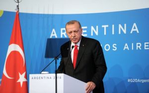 Στα παλιά του τα παπούτσια γράφει τις κυρώσεις ο Ερντογάν