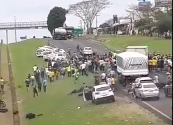 Βραζιλία: Αυτοκίνητο παρέσυρε υποστηρικτές του Μπολσονάρο (vid)