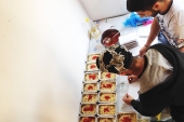 Εθελοντές στη Φιλυριά μαγείρεψαν 100 μερίδες για τους πρόσφυγες στην Ειδομένη