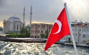 “Κατηφόρα” για την τουρκική λίρα έφερε η καθαίρεση του διοικητή της κεντρικής τράπεζας