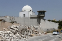 Γκρεμίστηκε η μάντρα των γυναικείων φυλακών Κορυδαλλού