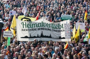 Δύο χρόνια Pegida στη Γερμανία, συνθήματα κατά προσφύγων και Μέρκελ