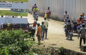 Ουγκάντα: Τουλάχιστον 42 άνθρωποι έχασαν τη ζωή από επίθεση τζιχαντιστών σε λύκειο