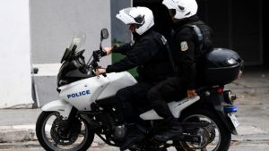Συνελήφθη 26χρονος που έφτυσε αστυνομικούς με την κατηγορία της διασποράς κορωνοϊού
