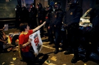 Καταλονία: Διαδηλωτές εγκλώβισαν τους εθνοφύλακες στο ΥΠΟΙΚ Καταλωνίας