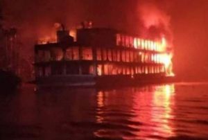 Μπαγκλαντές: Τραγωδία με 32 νεκρούς-Πυρκαγιά πάνω σε πλοίο (vid)