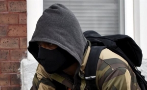 Επίθεση κουκουλοφόρων σε δικηγορικό γραφείο στα Εξάρχεια